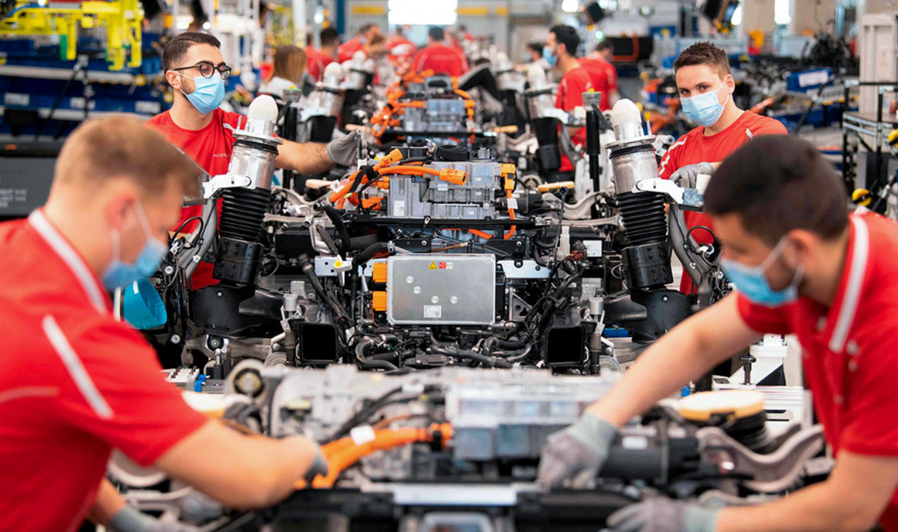 La producción industrial volvió a caer en febrero y acumula ocho meses en baja